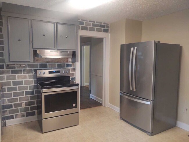 Building Photo - 3 bedroom 2 bath house available now! Pet friendly!