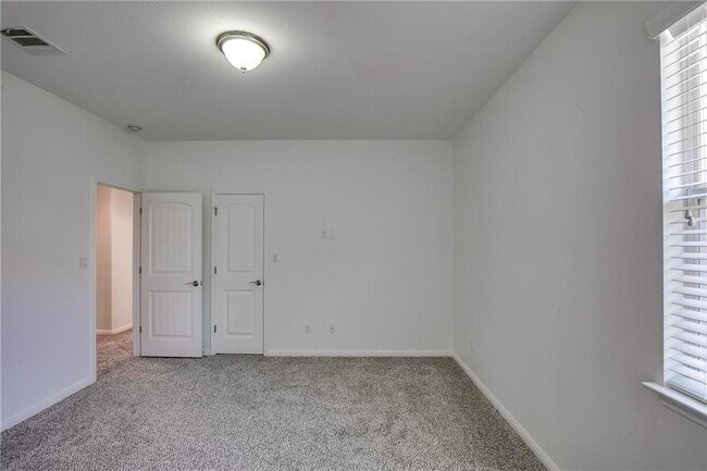 Building Photo - 401 Ridgetop Bend