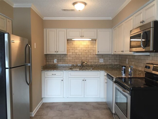 Building Photo - Condo Living Close to everything in Brentwood