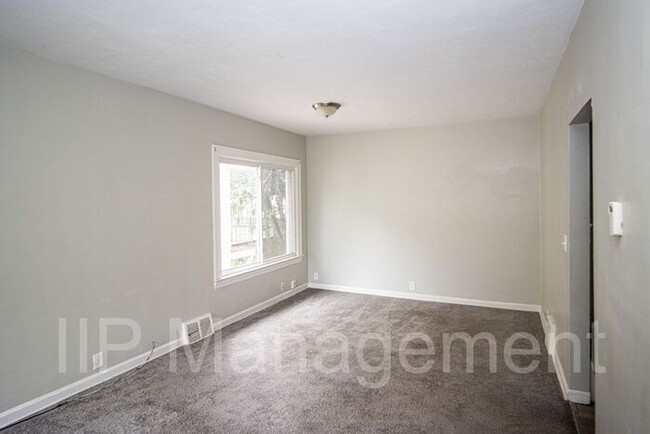 Building Photo - Updated 2BD UP off West Blvd-Westside Clev...