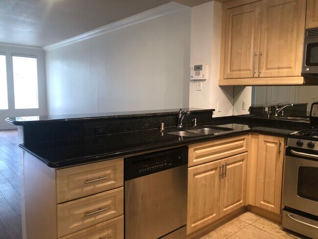 Building Photo - Meridian Unfurnished 1Bdr/1Bath Luxury Condo. Utilities & Cable Service NOT included in advertise...