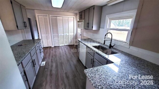 Building Photo - 136 Mt Mourne Loop