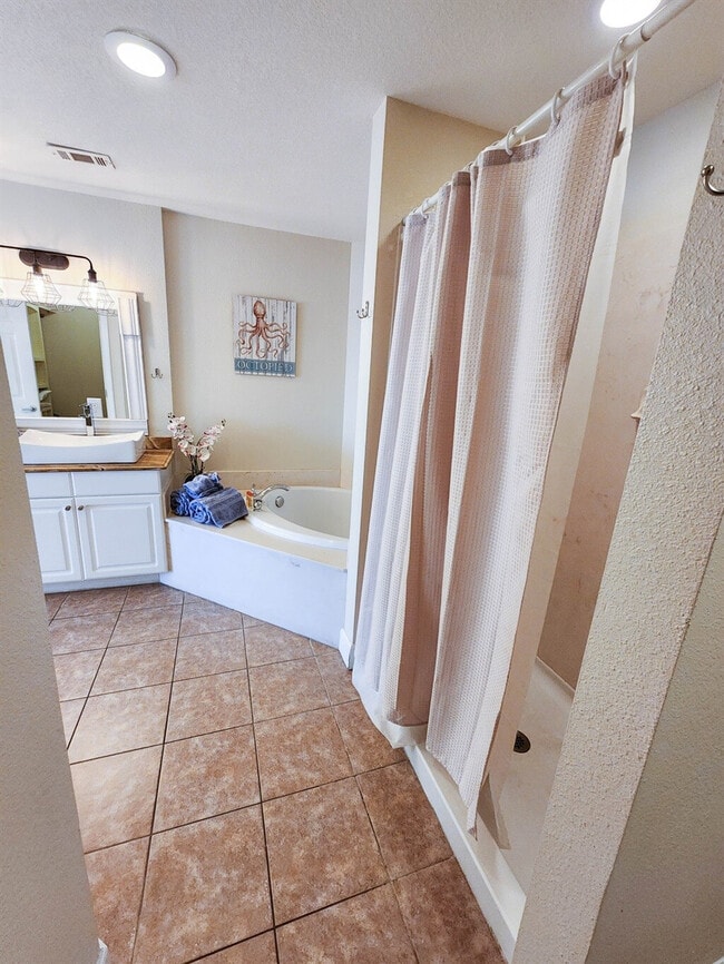 Building Photo - 16819 Front Beach Rd