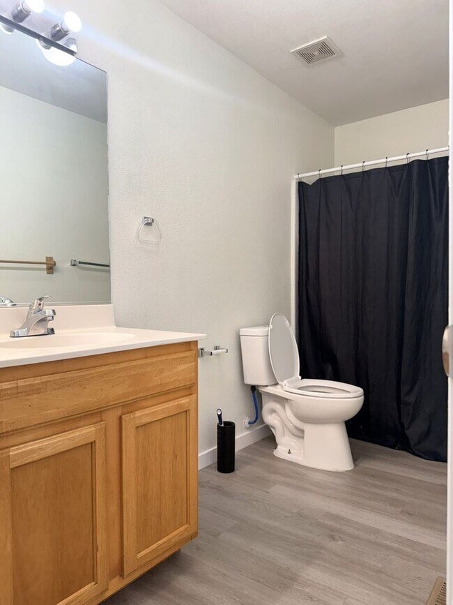 Building Photo - Don’t Miss Out on this 3/2.5 home