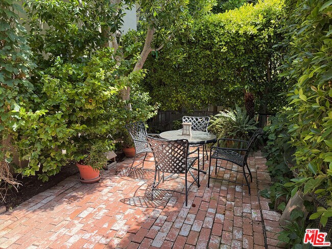 Building Photo - 8727 Shoreham Dr