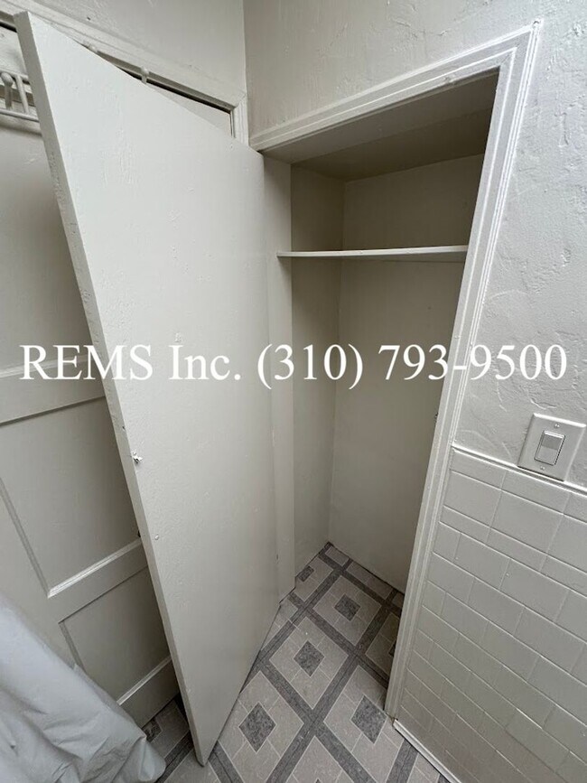 Building Photo - Refurbished Upstairs Apartment w/ Parking