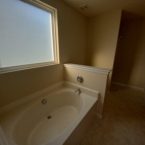 Main bath garden tub - 1031 Rocky Meadows Ln