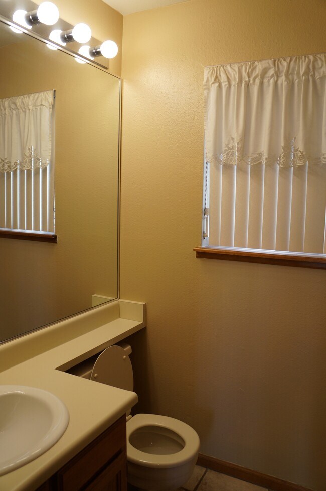 Building Photo - 7565 Hickorywood Dr