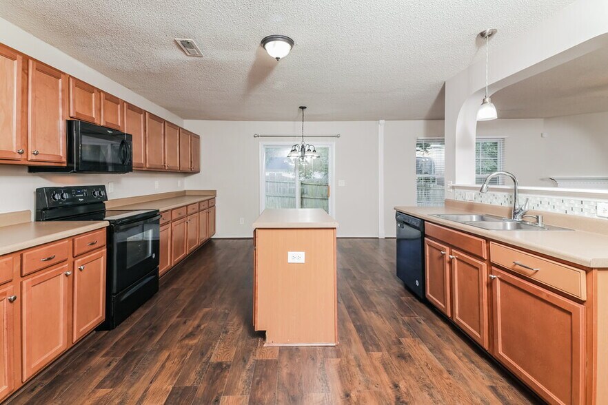 Building Photo - 3032 Van Dorn Rd