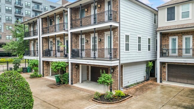 Building Photo - 922 W 20th St