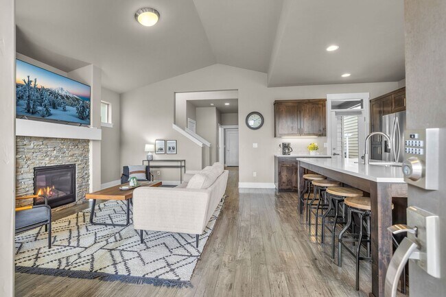 Building Photo - Triple Ridge 3 bed 3 bath home, Pool Access, A/C, Flexible Living Space!
