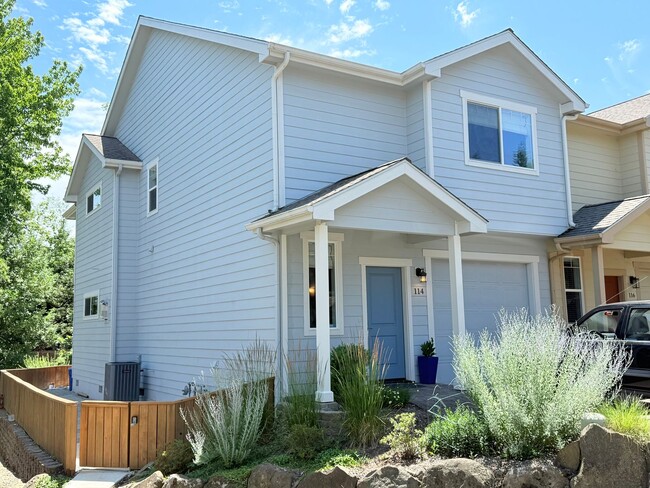 Building Photo - Elegant Townhome – 2 Primary Suites, balco...