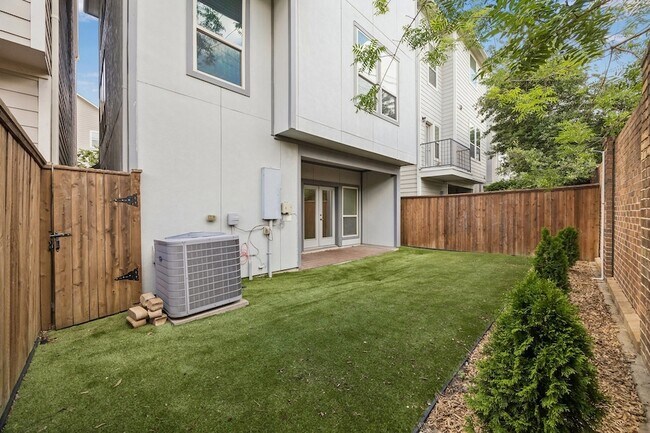 Building Photo - 1704 Oak Leaf Pass Dr