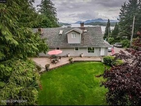 Building Photo - 636 Main St