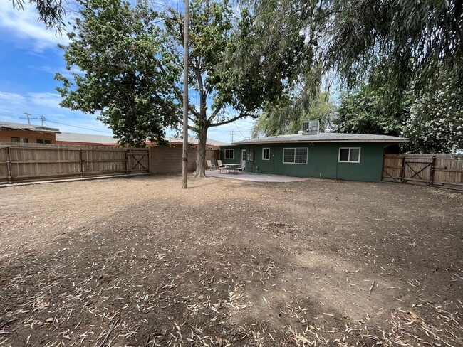 Building Photo - Country home coming soon!