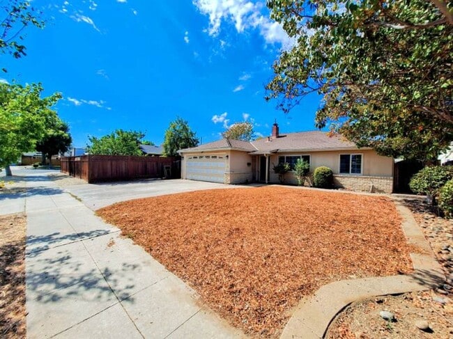 Building Photo - Beautiful Single Story House w/Low Mainten...