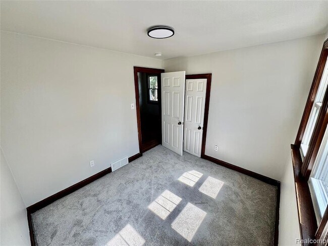 Building Photo - 15511 N Park Ave