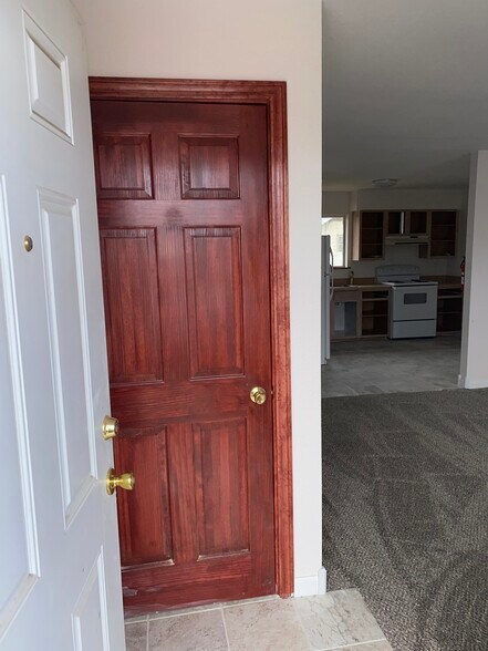 Building Photo - 404 W 5th Ave