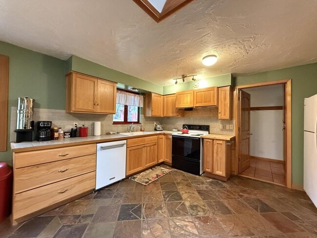 Building Photo - 9042 Monument Dr