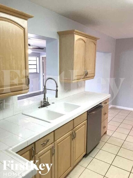 Building Photo - 1389 Meadowbrook Dr