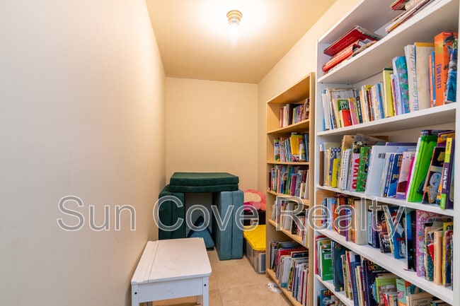 Building Photo - 915 Woodleaf Way