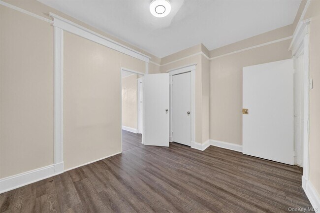 Building Photo - 74 Oak St