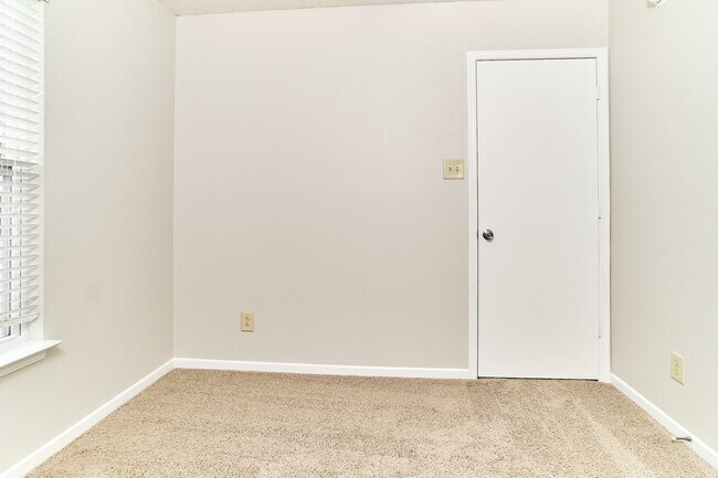 Building Photo - 3 BD + Loft in HSE Schools!