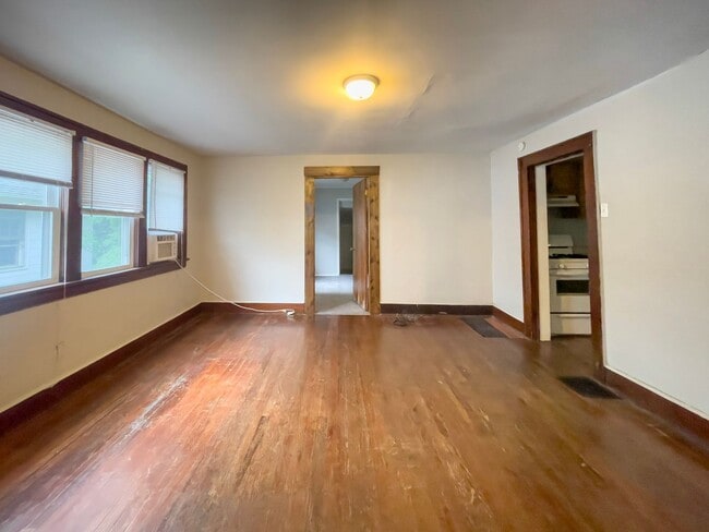 Building Photo - PRELEASING for AUGUST! Close to Campus: Washer and Dryer Included