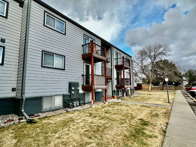 Building Photo - **MOVE IN SPECIAL - FIRST MONTH'S RENT FREE!!** "Charming 2-Bed Condo in Golden, CO - Cozy Living!"