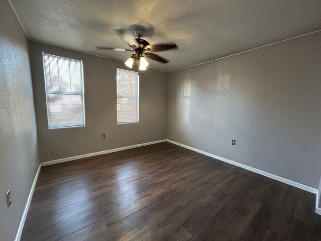 Building Photo - Cute Single Family 2 bedroom home