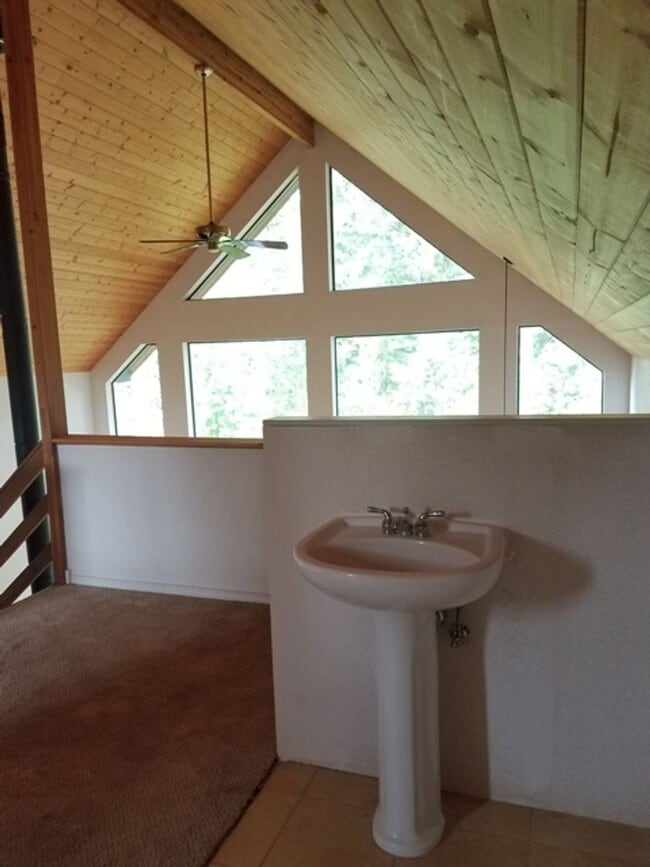Building Photo - Beautiful home located on Emerald Lake
