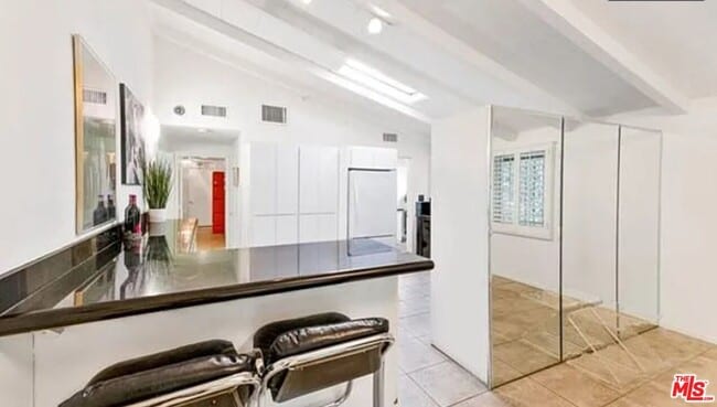 Building Photo - 4363 Hayvenhurst Ave