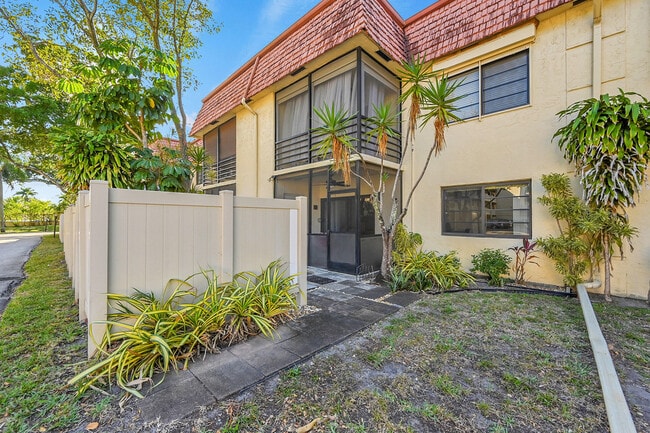 Building Photo - 138 S Cypress Rd