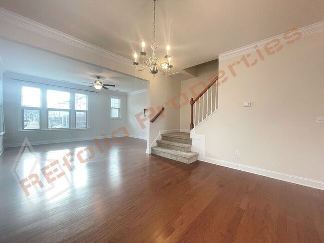 Building Photo - Charming 3 Story 3 Bedroom 3.5 Bath 1 Car-...