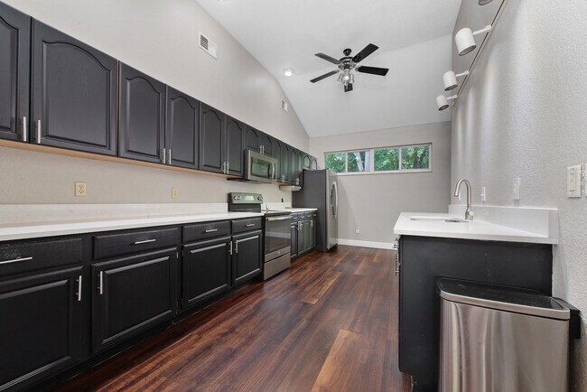 Building Photo - Updated 3/2 House with Bonus Room in Lake ...