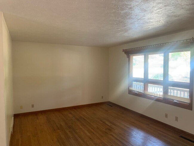 Building Photo - 3 bedroom, 1.5 Bath Home located near Skyv...