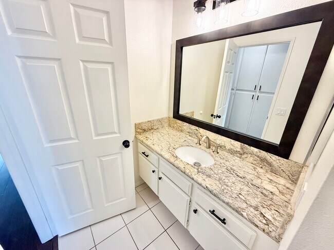 Building Photo - Beautiful 3 bed/3 bath In Costa Mesa