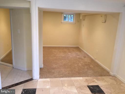 Building Photo - 909 Maplewood Ave