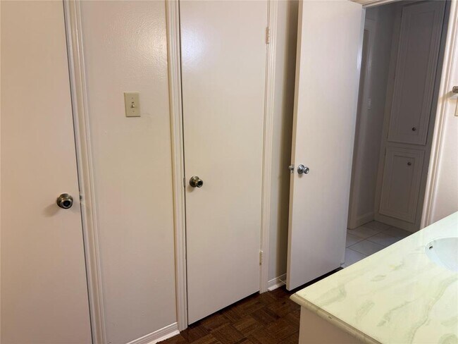 Building Photo - 3232 Parkwood Dr