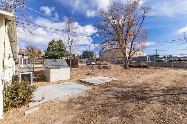 Building Photo - Adorable home on over-sized lot!