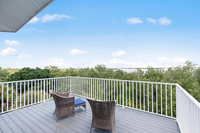 Building Photo - 1927 Sheffield Ave