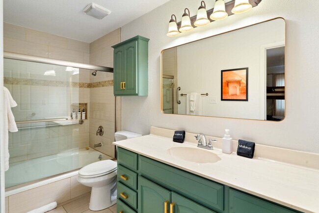 Building Photo - 6235 E Thunderbird Rd