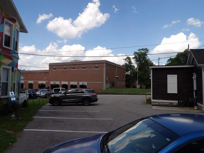 Building Photo - 609 Taylor Ave