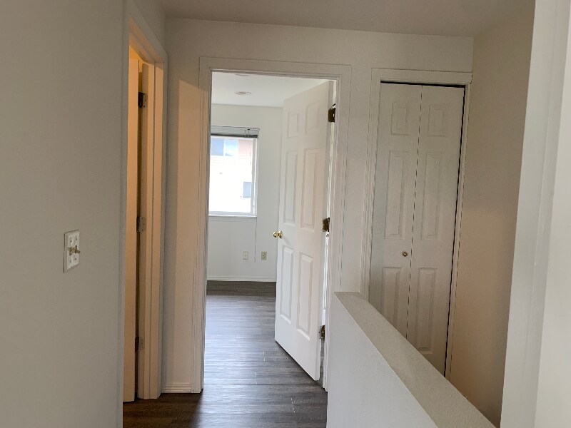 Building Photo - 2214 Maplewood Dr S