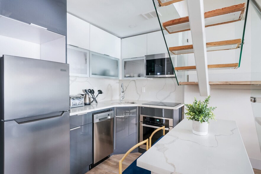 Building Photo - 244 E 75th St