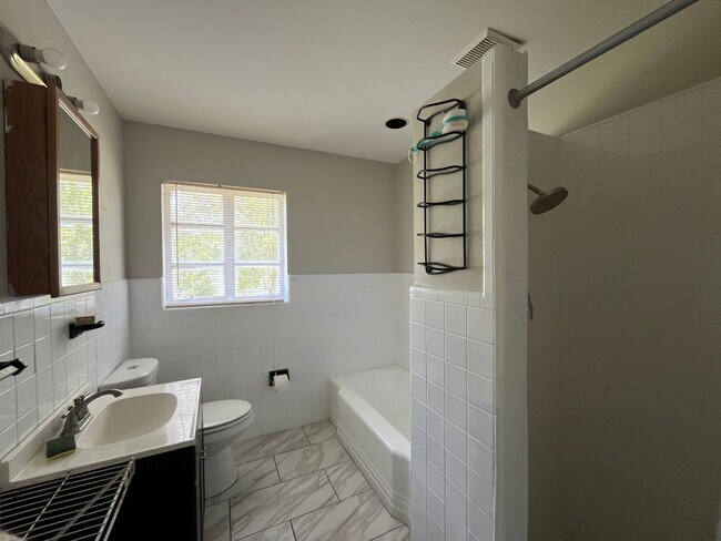 Building Photo - House with Back Apartment in Alameda Estat...