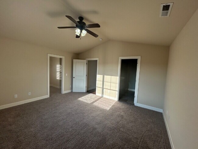 Building Photo - 3-BEDROOM, 2.5-BATH TOWNHOUSE AVAILABLE IN COOPER SQUARE