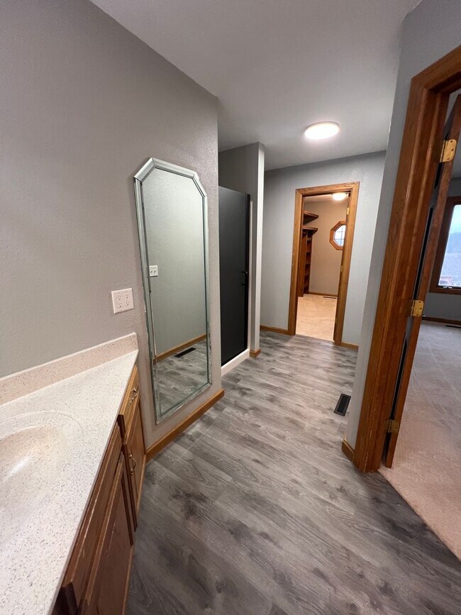 Building Photo - 5 bedroom/3 bath w/mother in law style qua...