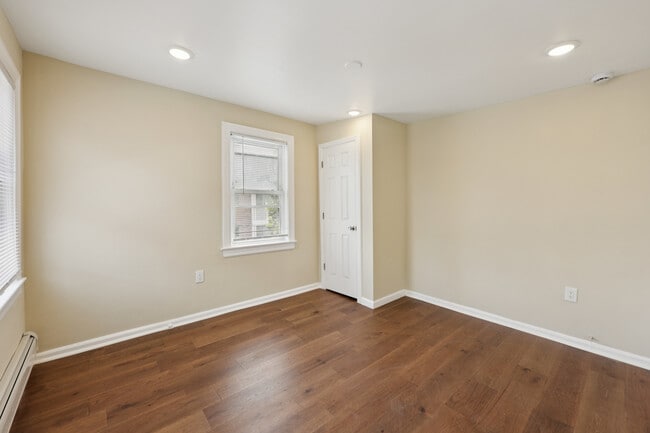 Building Photo - 325 7th St