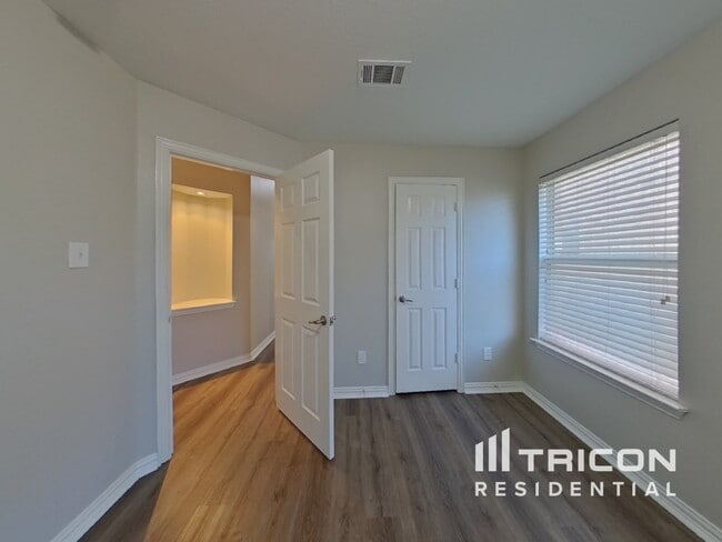 Building Photo - 7814 Longbow Ln